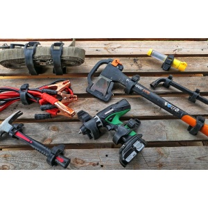 Clemele universale fixând diverse unelte și accesorii de camping.