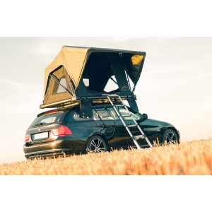 Cortul montat pe un autoturism BMW Seria 3 Touring, într-un peisaj rural.