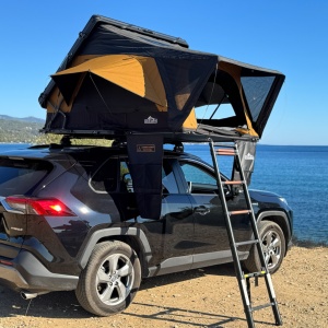Cort de acoperiș auto 3 persoane, Hard top aluminiu, 152 x 218 cm, 96 kg, Port încălzire Webasto, Bandă LED, Saltea cu strat anti-condens - Overlander Nova Sahara