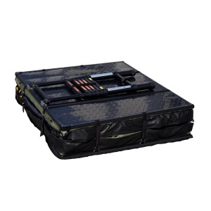 Cortul de acoperiș CampTalk Echo 160 pliat, cu scara vizibilă.