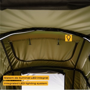 Sistem de iluminat LED integrat în interiorul cortului CampTalk Echo 160.