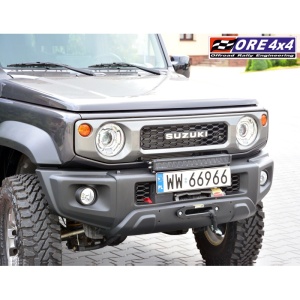 Vedere frontală laterală a emblemei Suzuki pe grila unui Jimny (2018-).