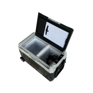 Interiorul frigiderului EMD4x4 de 35.5 L, cu compartimente și cabluri de alimentare.