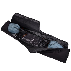 Interiorul genții de snowboard, cu echipament depozitat.