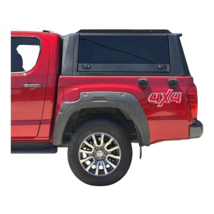 Hardtop negru AQM4WD G80 pe un pick-up, cu geamuri laterale fumurii rabatabile.