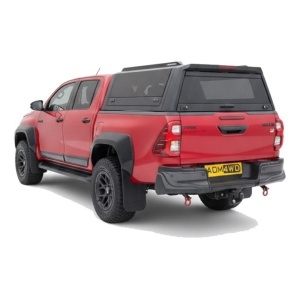 Hardtop AQM G80 cu geamurile laterale deschise, pe o Toyota Hilux.