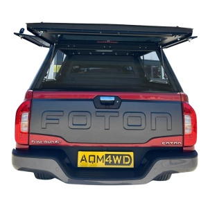 Hardtop AQM G80 cu geamurile laterale rabatabile deschise.