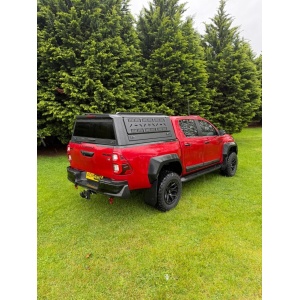 Hardtop negru pentru Volkswagen Amarok (2023-2025), cu uși laterale rabatabile fără geam, panouri laterale exterioare multifuncționale, hayon cu geam fumuriu securizat rabatabil și geam frontal culisant AQMCAB M80