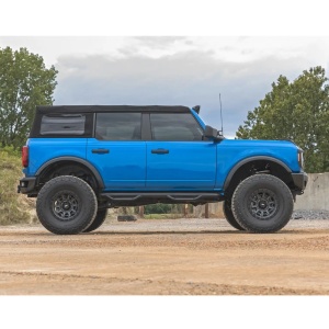 Profil lateral al vehiculului Ford Bronco cu kitul de eșapament instalat.