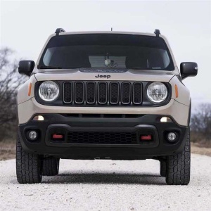 Vedere frontală a unui Jeep Renegade cu suspensia liftată, pregătit de off-road.