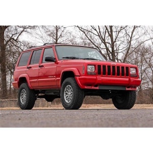 Vedere frontală-laterală a vehiculului Jeep Cherokee XJ cu suspensia montată.