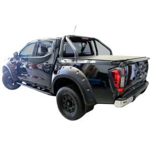 Vedere din spate a mașinii Nissan Navara NP300 echipată cu overfendere.