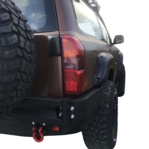 Overfenderele văzute din spate, pe un Nissan Patrol echipat off-road.
