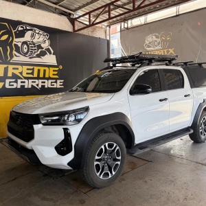 Vedere frontal-laterală cu overfenderele instalate pe Toyota Hilux Revo.