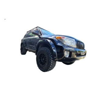 Prim-plan pe overfenderul Kut Snake 50 mm pentru roțile față la Toyota Land Cruiser 200.