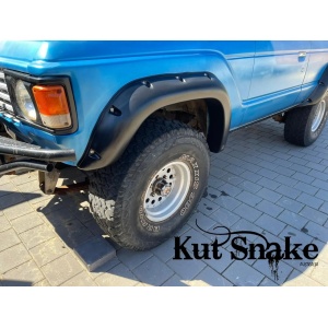 Prim-plan cu overfenderul Kut Snake de 95 mm, montat pe roata față a unui Land Cruiser 60.