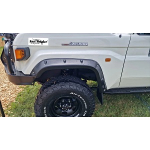 Prim-plan al overfenderului față Kut Snake 70 mm, pe Toyota Land Cruiser 78 (2024+).