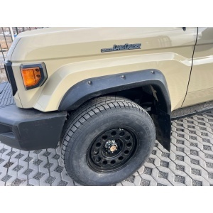 Detaliu al overfenderului față Kut Snake de 50 mm, cu șuruburi vizibile, pe Land Cruiser 79.