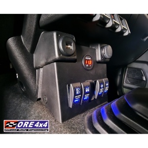 Panou ORE4x4 montat pe consola centrală a unui Suzuki Jimny (2018-prezent), cu întrerupătoare iluminate.