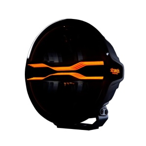 Proiector LED 9″ FOR9T Dragon Drive, 145W, 9300 lm, rază 600m, 6500K, fascicul extins 17,4°, lumină poziție alb și chihlimbar, carcasă aluminiu negru, lentilă clar/întunecată, suport inox, rezistent la apă și praf (IP67), Strands