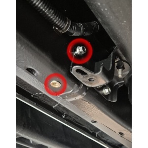 Prim-plan cu un alt punct de fixare cu șurub și piuliță pentru Toyota Hilux 2026.