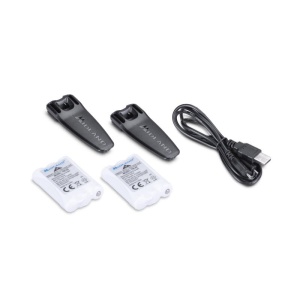 Accesorii incluse pentru setul Midland XT50 PRO: două cleme de prindere, acumulatori și cablu USB.