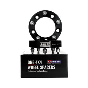 Prim-plan cu o flanșă distanțieră ORE4x4 de 30mm, 5x114.3, alături de cutia sa originală.