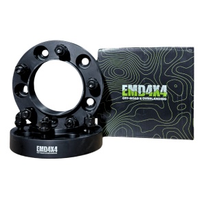 Flanșă distanțier Emd4x4 de 30mm, alături de ambalajul original al produsului.
