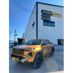 Toyota Hilux (2026+) echipată cu praguri S32 AQM4WD, parcată în fața sediului firmei.