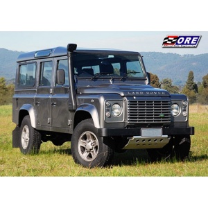 Vedere frontală a snorkelului ORE4X4 instalat pe un Land Rover Defender TD4/TD5.