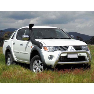 Snorkelul montat pe un Mitsubishi L200 alb, într-un cadru natural.