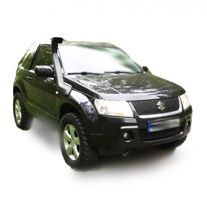 Snorkelul montat pe un Suzuki Grand Vitara 2 negru.