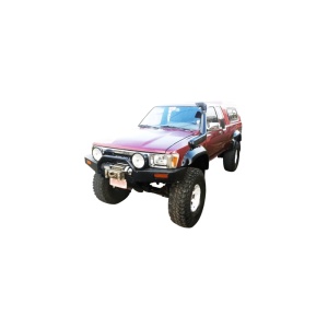 Snorkelul Ore4x4 montat pe o Toyota Hilux, vedere frontală.