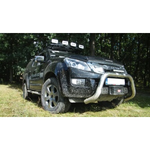 Isuzu D-Max echipat off-road, cu troliu integrat, în pădure.