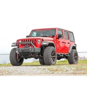 Jeep Wrangler JL echipat off-road, cu amortizorul de direcție vizibil.