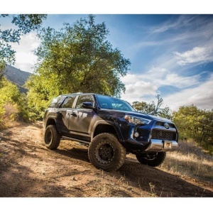 Vehicul 4x4 pe teren accidentat, echipat cu amortizoare performante pentru Nissan Patrol Y61.