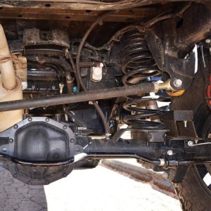 Arcurile elicoidale montate pe puntea spate a unui vehicul off-road.