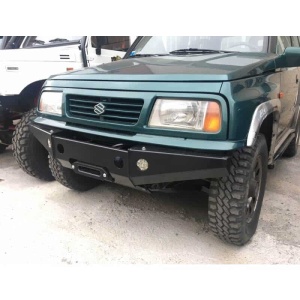 Vedere frontală a barei montate pe un Suzuki Vitara echipat off-road.