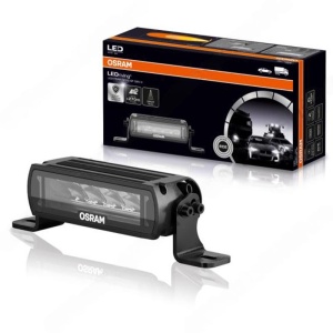 Bara LED OSRAM FX125-SP Spot Gen2 de 18.2cm, alături de ambalajul original al produsului.