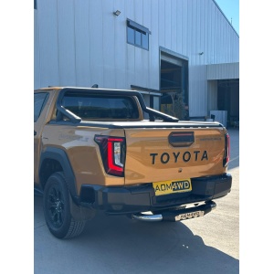 Prim-plan cu bara protecție spate AQM4WD PAK25 Chrome, montată pe Toyota Hilux (2026+).