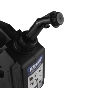Prim-plan pe sistemul de turnare sigilat al canistrei de combustibil 20 l Husar Winch, Canistră combustibil 20 l.