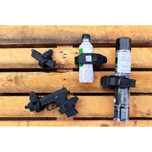 Clemele utilizate pentru a fixa o armă, o sticlă și un spray.