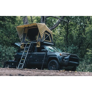 Cort de acoperiș auto Wild Land Normandy 140 montat pe un Toyota 4Runner.
