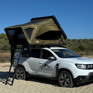 Cortul montat pe o mașină Dacia Duster, pregătit pentru aventură off-road.