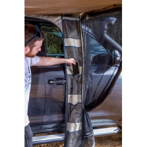 Prim-plan cu buzunarele de depozitare interioare ale cortului ARB de 2500 mm.