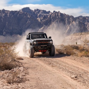 Ford Bronco echipat cu deflectorul, în acțiune off-road.