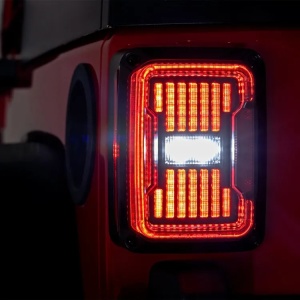 Stopul LED cu semnalizarea și lumina de frână activate.
