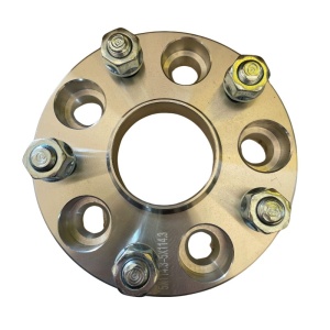 Prim-plan al flanșei distanțier OFM4x4 de 30mm, evidențiind șuruburile și prinderea 5x114.3.