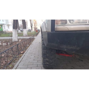 Distanțierul montat pe un vehicul, cu roata ieșită în exterior.