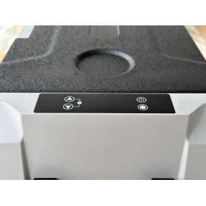Prim-plan al panoului de control digital cu Bluetooth pentru frigiderul EMD4x4.